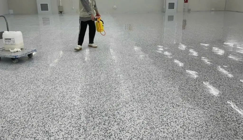 Đánh bóng phủ bề mặt sàn Vynil